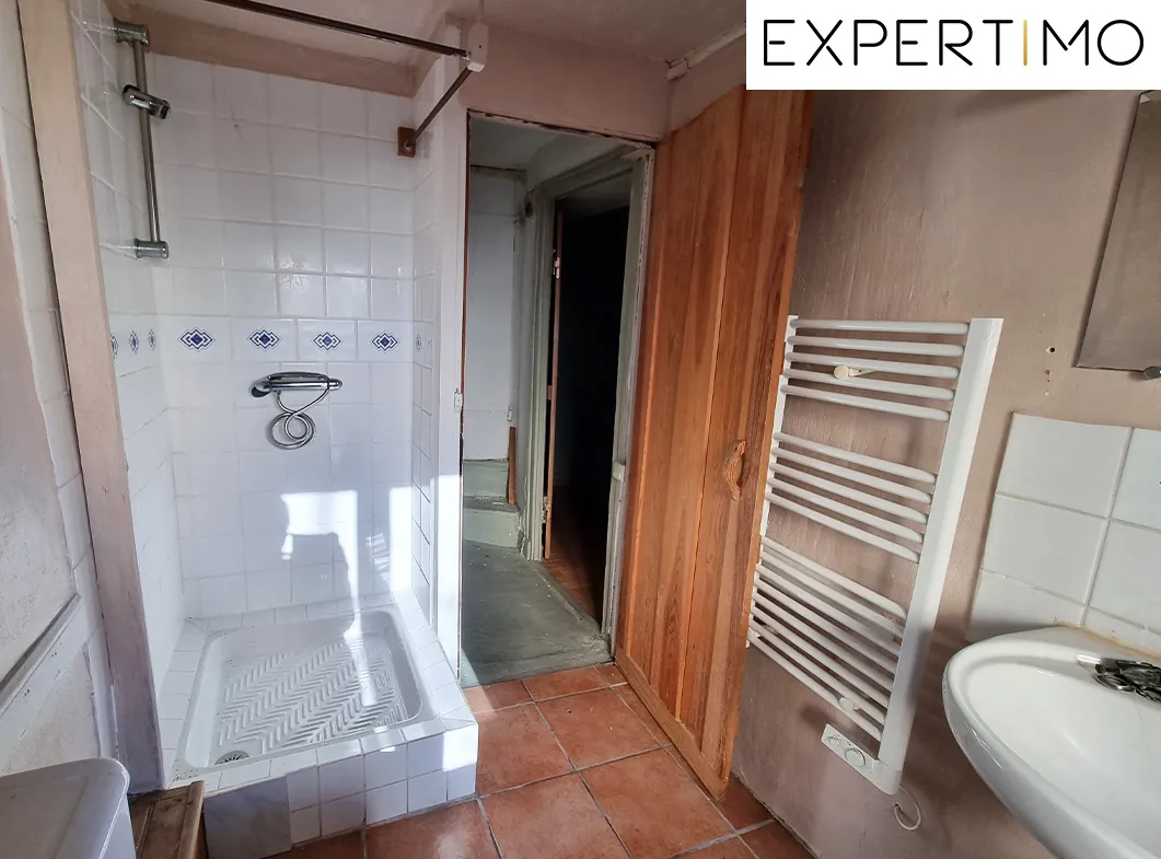 Maison atypique de 100 m² avec cour à Montaigut-en-Combrailles 