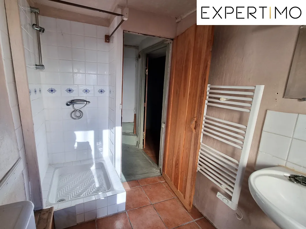 Maison atypique de 100 m² avec cour à Montaigut-en-Combrailles 