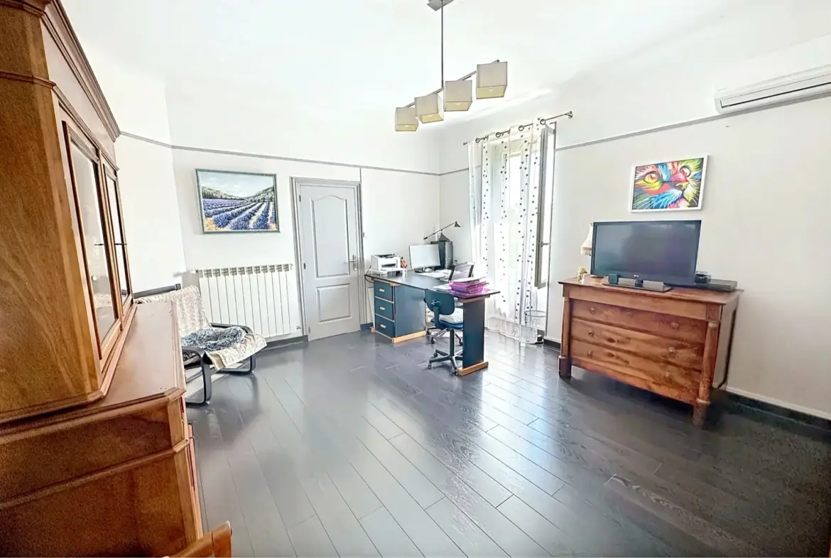 À vendre: Mas de ville de 161 m² à Sorgues avec piscine et potentiel d'aménagement 