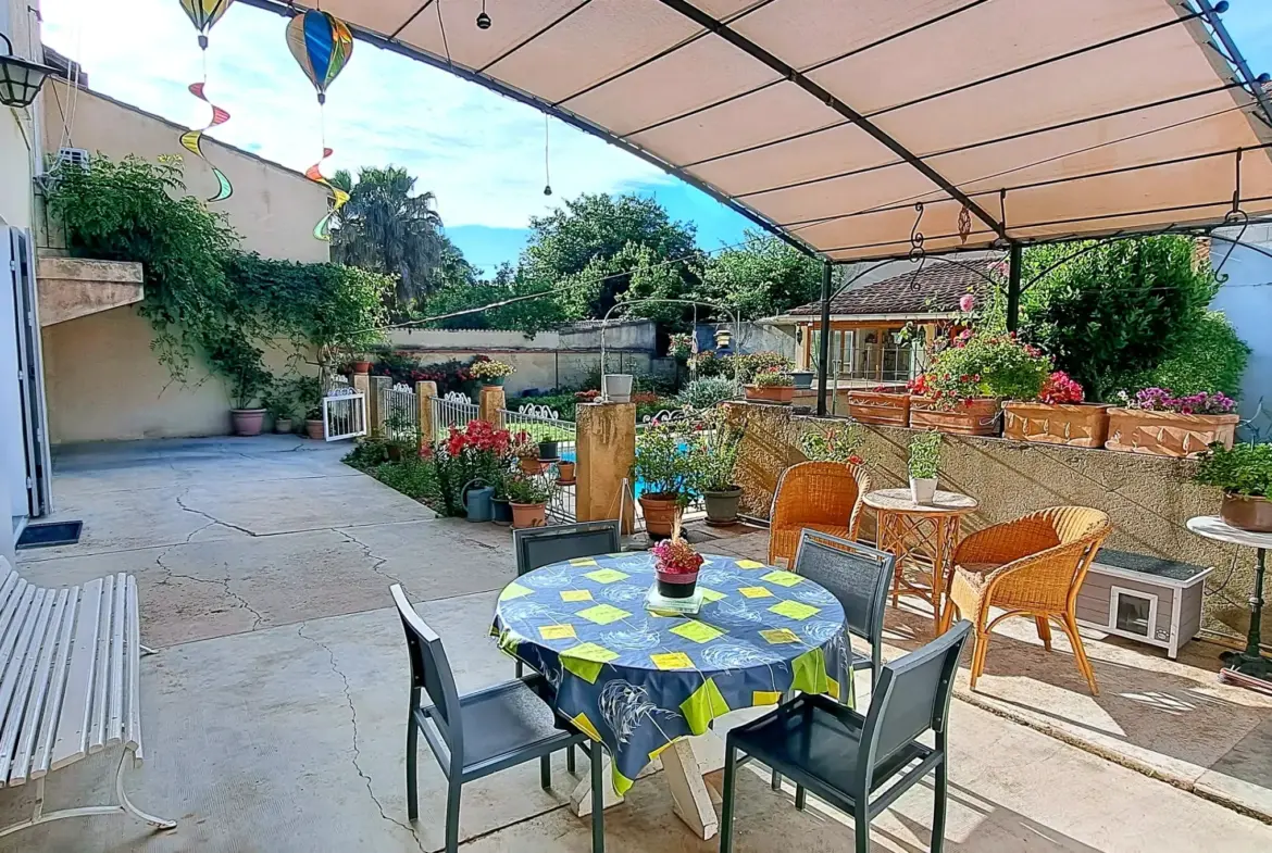 À vendre: Mas de ville de 161 m² à Sorgues avec piscine et potentiel d'aménagement 