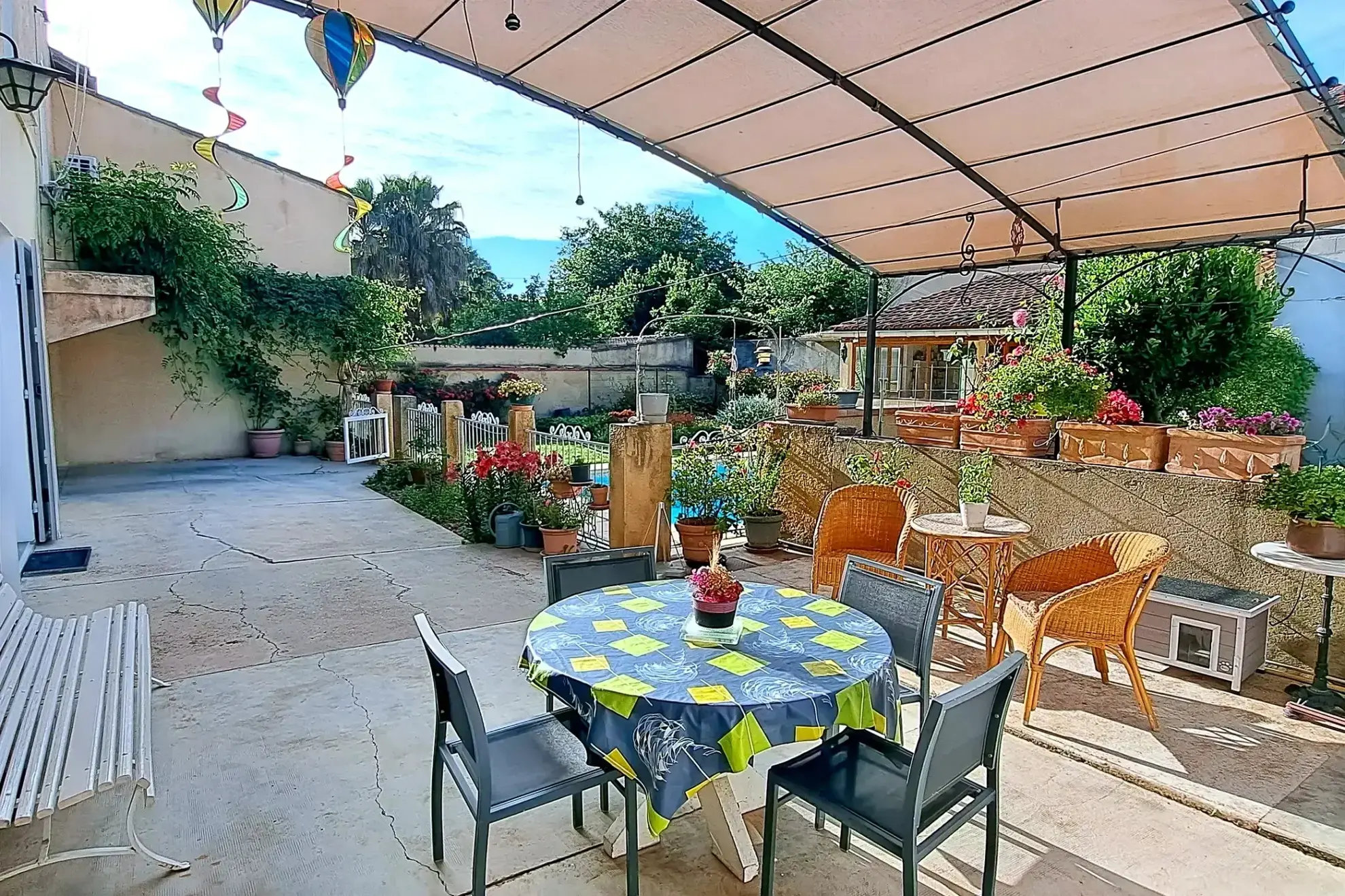 À vendre: Mas de ville de 161 m² à Sorgues avec piscine et potentiel d'aménagement 