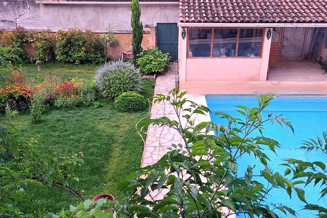 À vendre: Mas de ville de 161 m² à Sorgues avec piscine et potentiel d'aménagement 