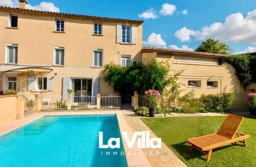 À vendre: Mas de ville de 161 m² à Sorgues avec piscine et potentiel d'aménagement 
