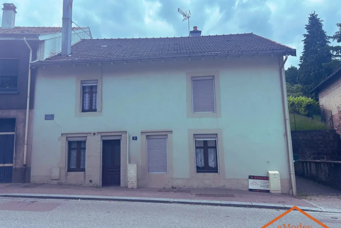 Maison de 1920 à rénover à Bruyères avec grand terrain et potentiel d'extension 