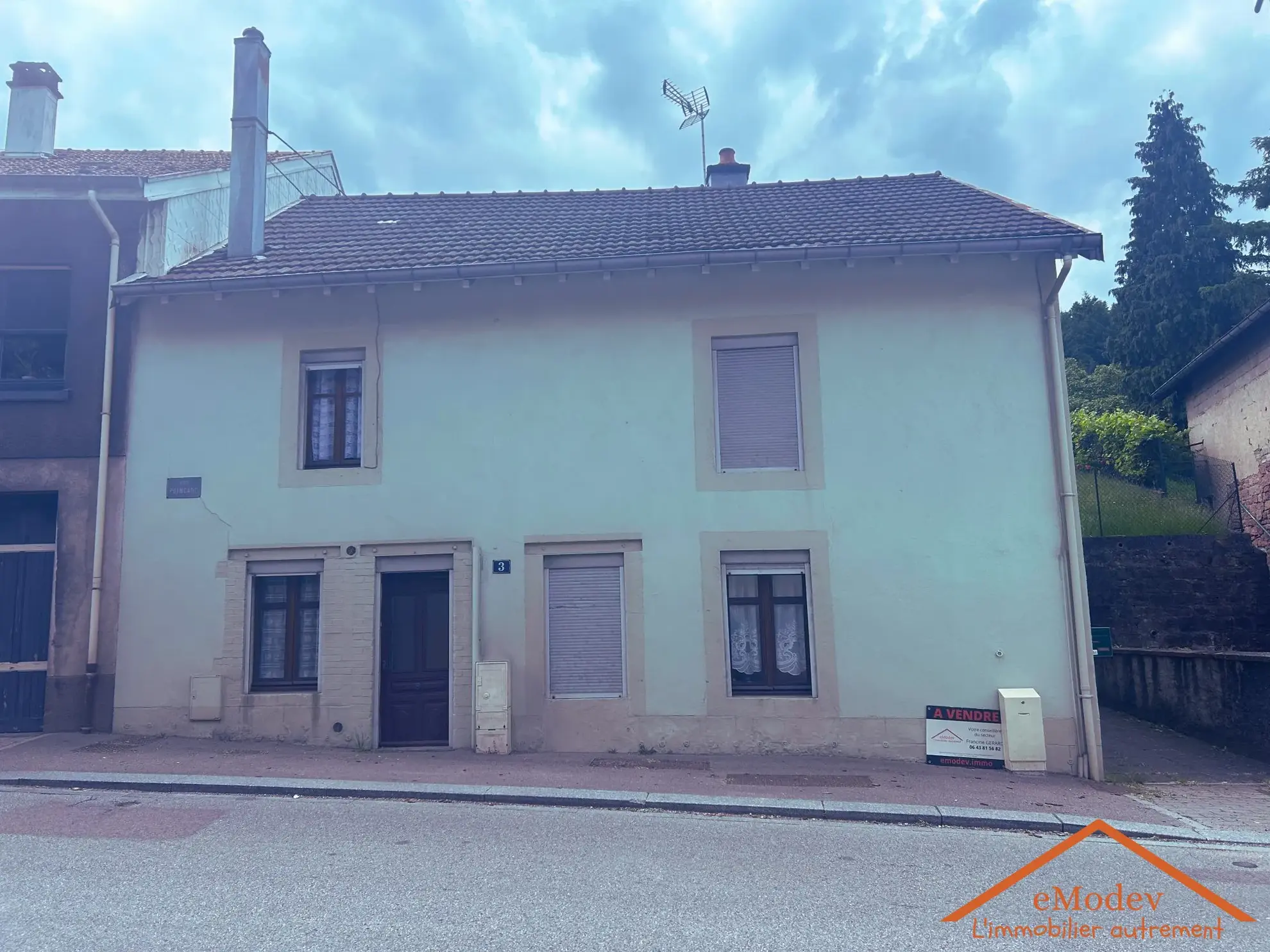 Maison de 1920 à rénover à Bruyères avec grand terrain et potentiel d'extension 