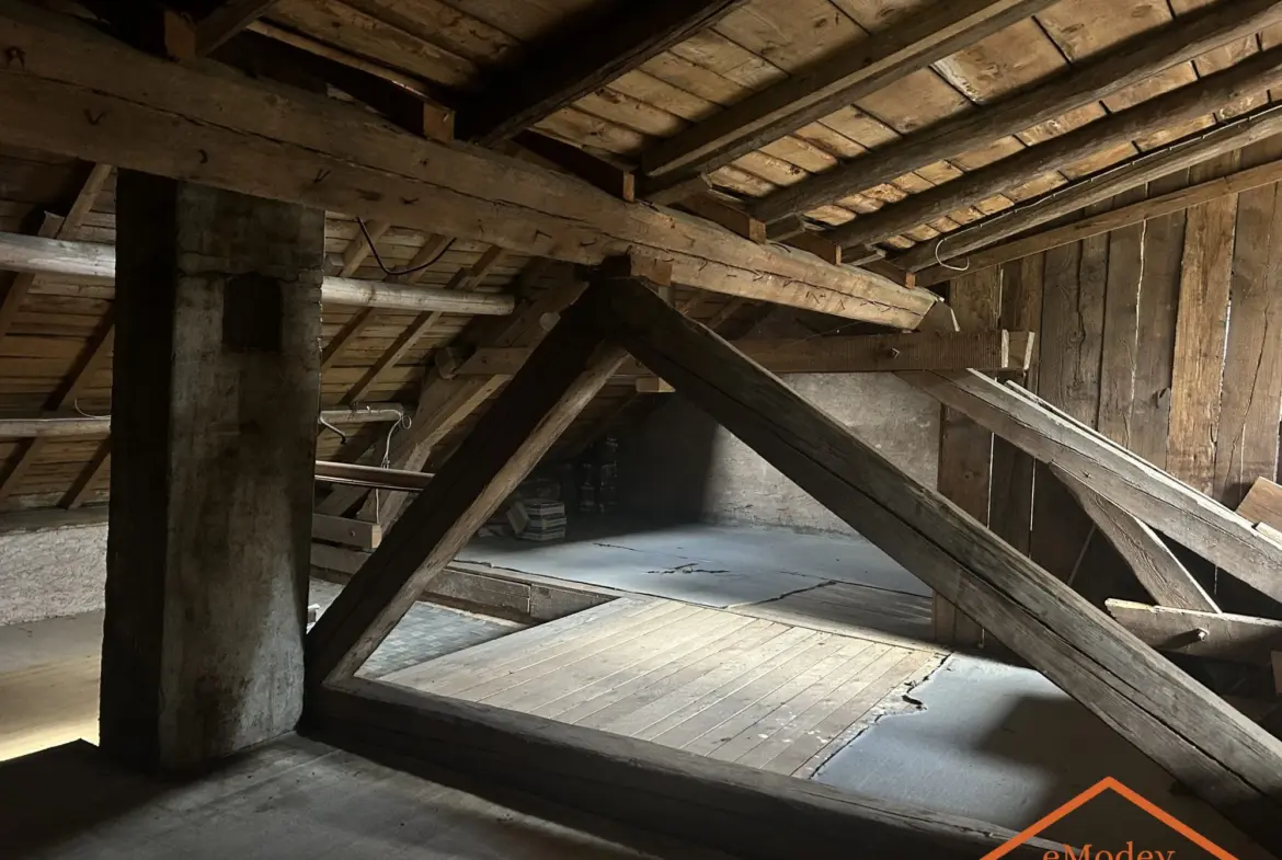 Maison de 1920 à rénover à Bruyères avec grand terrain et potentiel d'extension 