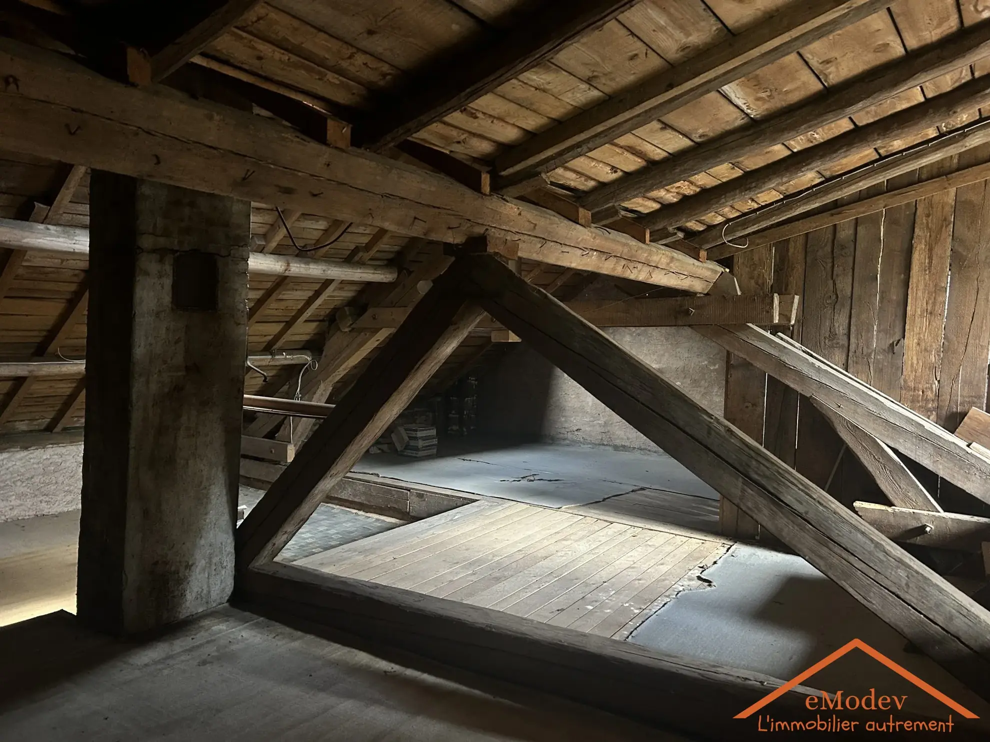 Maison de 1920 à rénover à Bruyères avec grand terrain et potentiel d'extension 