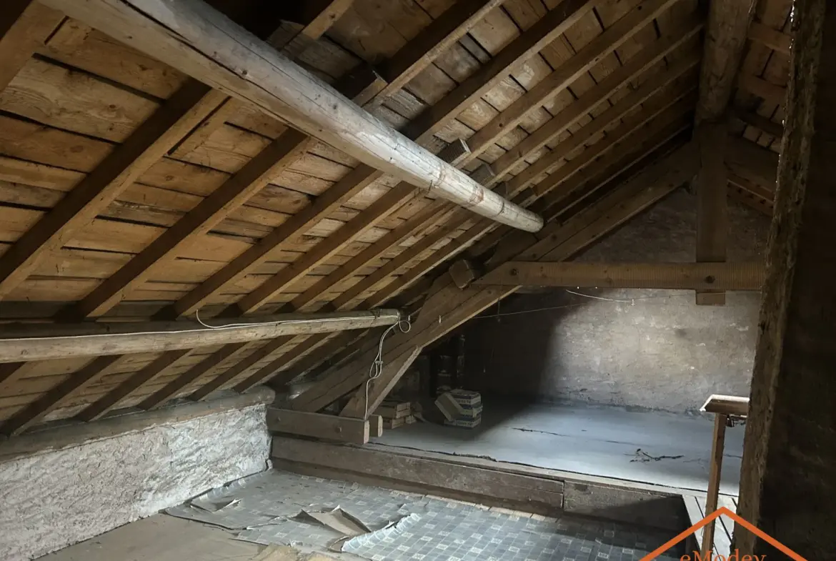 Maison de 1920 à rénover à Bruyères avec grand terrain et potentiel d'extension 