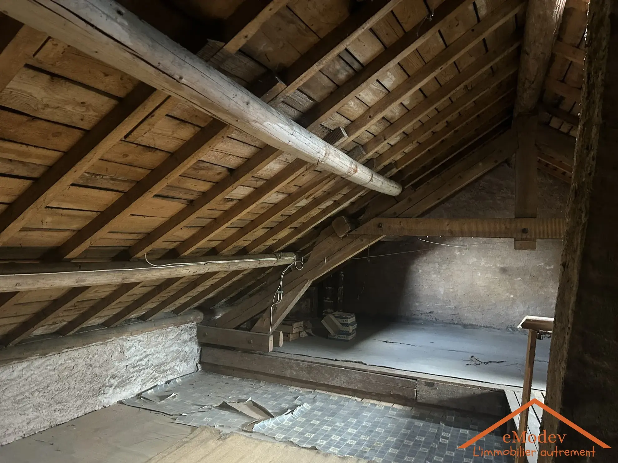 Maison de 1920 à rénover à Bruyères avec grand terrain et potentiel d'extension 