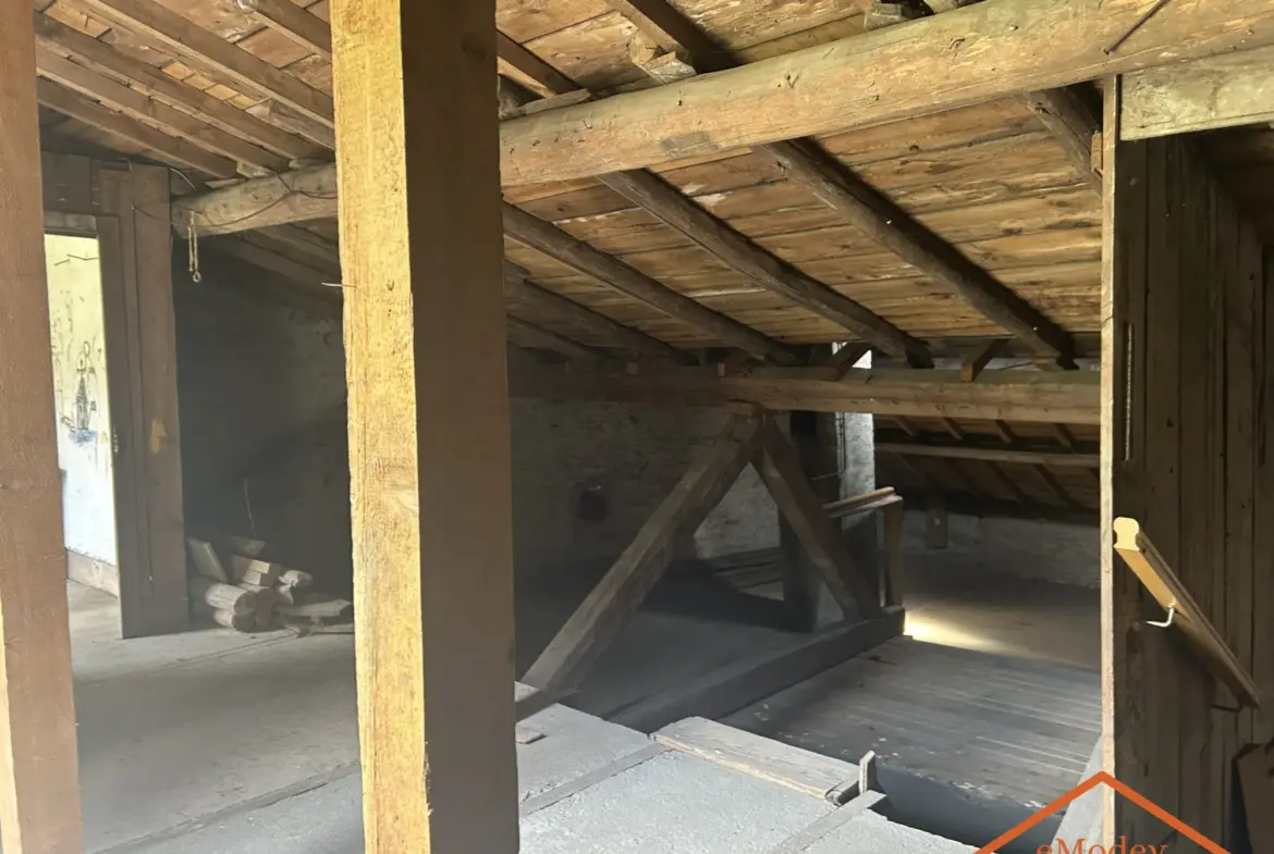 Maison de 1920 à rénover à Bruyères avec grand terrain et potentiel d'extension 