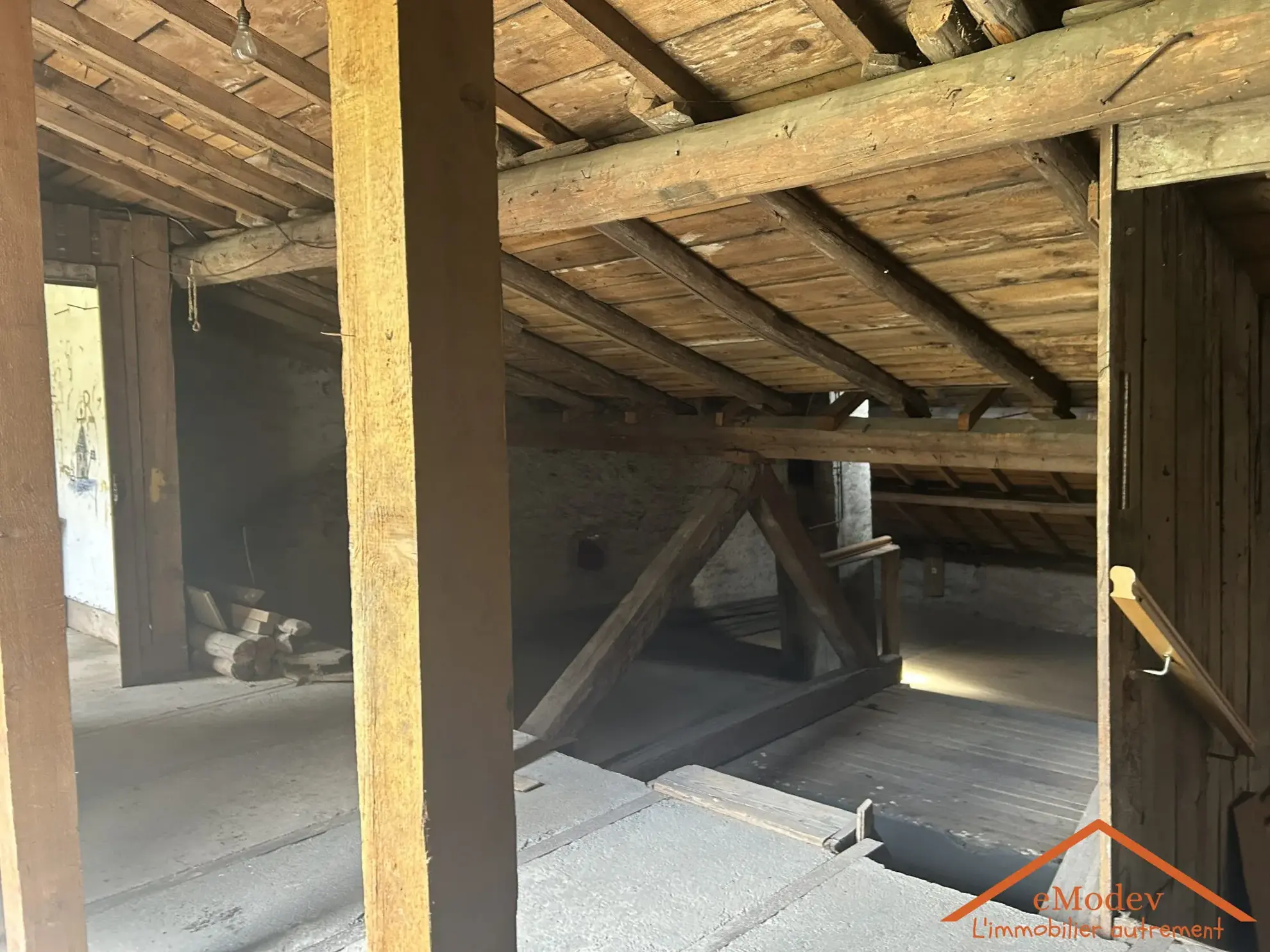 Maison de 1920 à rénover à Bruyères avec grand terrain et potentiel d'extension 