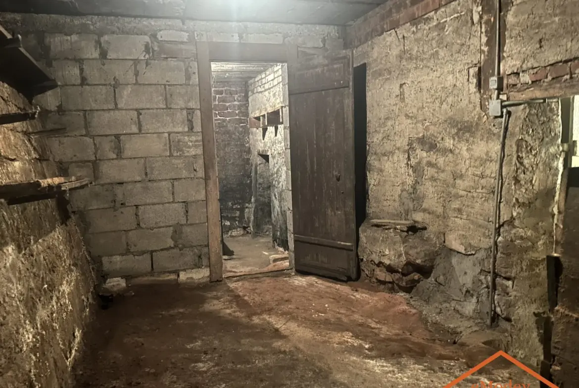 Maison de 1920 à rénover à Bruyères avec grand terrain et potentiel d'extension 
