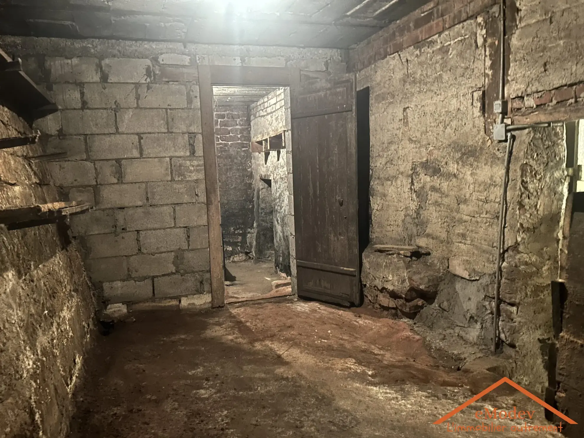 Maison de 1920 à rénover à Bruyères avec grand terrain et potentiel d'extension 