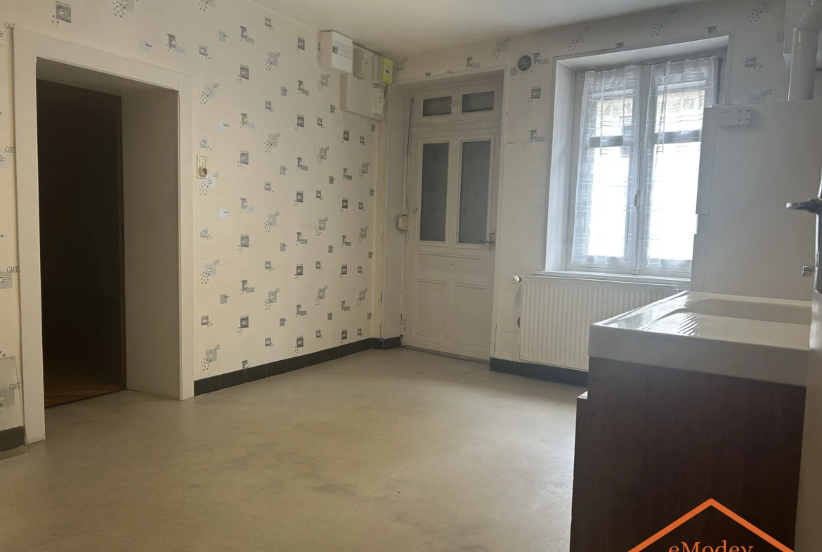 Maison de 1920 à rénover à Bruyères avec grand terrain et potentiel d'extension 