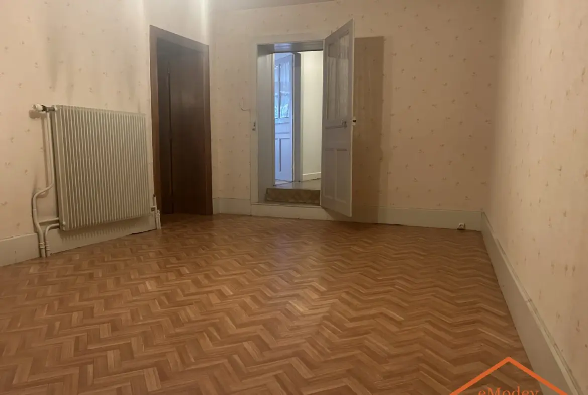 Maison de 1920 à rénover à Bruyères avec grand terrain et potentiel d'extension 