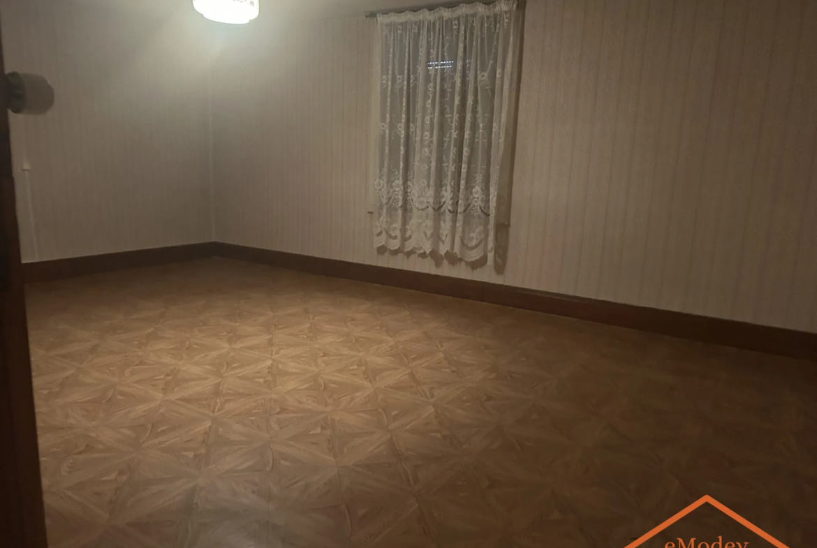 Maison de 1920 à rénover à Bruyères avec grand terrain et potentiel d'extension 