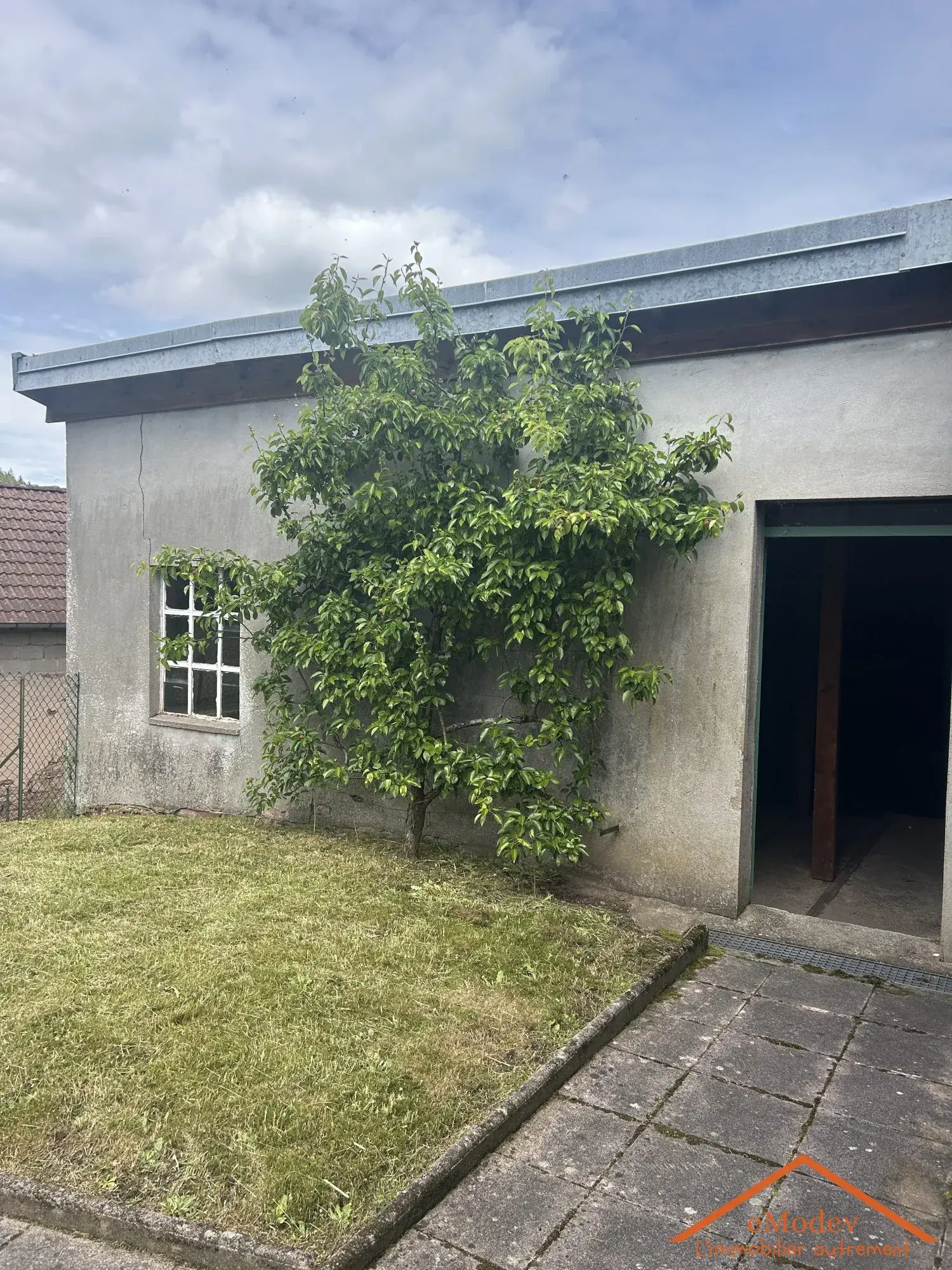 Maison de 1920 à rénover à Bruyères avec grand terrain et potentiel d'extension 