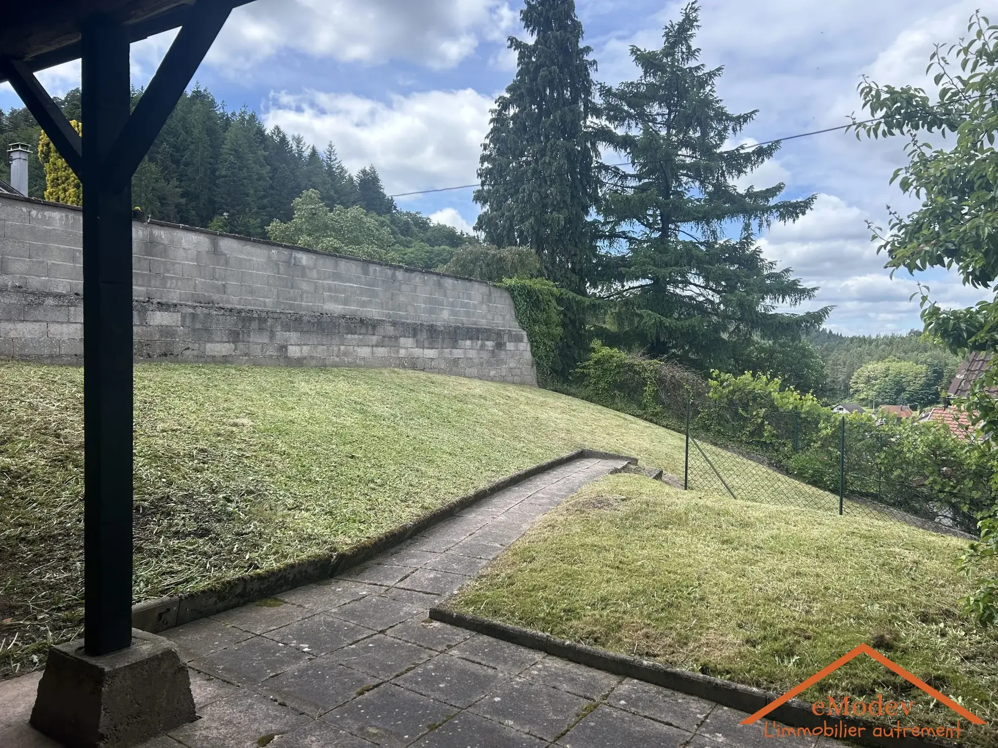 Maison de 1920 à rénover à Bruyères avec grand terrain et potentiel d'extension 