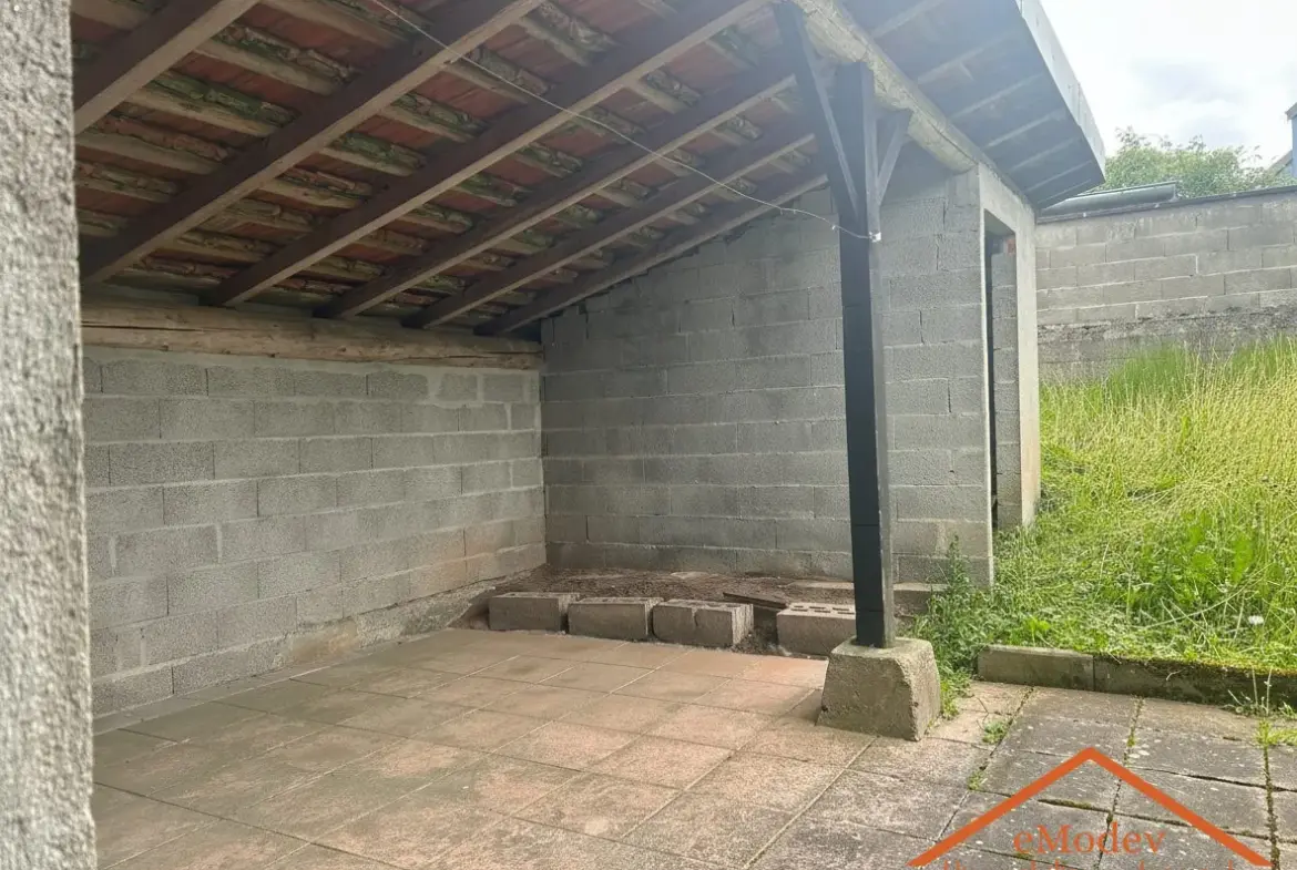 Maison de 1920 à rénover à Bruyères avec grand terrain et potentiel d'extension 