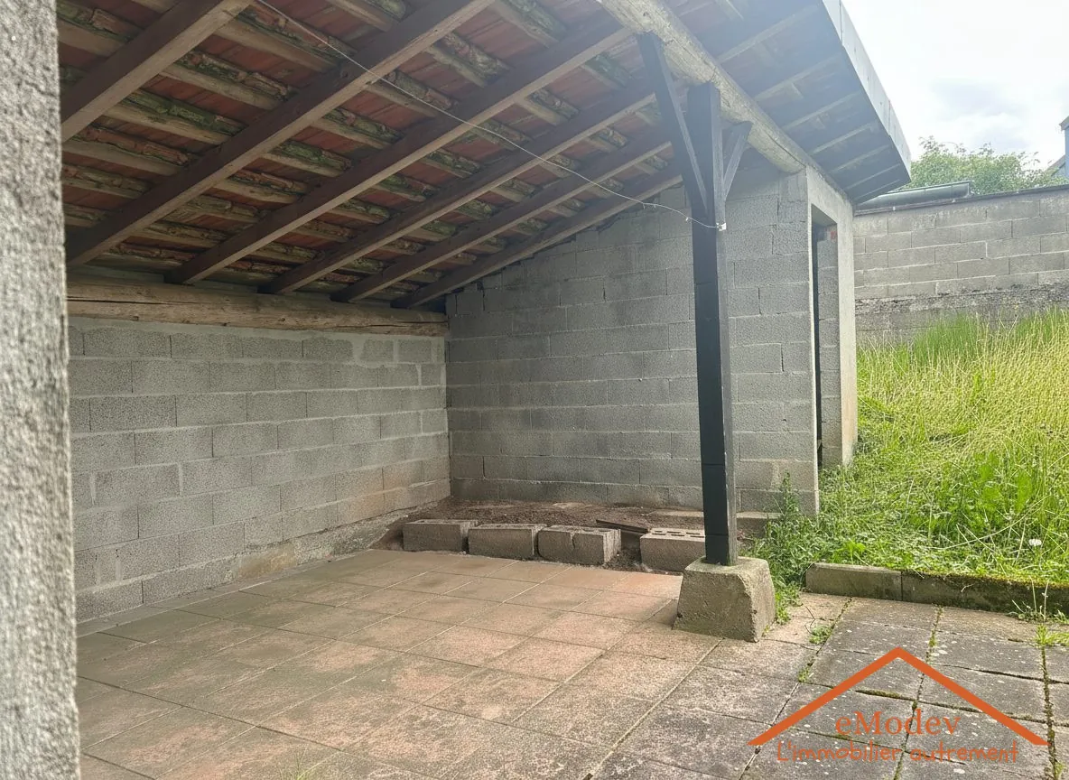 Maison de 1920 à rénover à Bruyères avec grand terrain et potentiel d'extension 