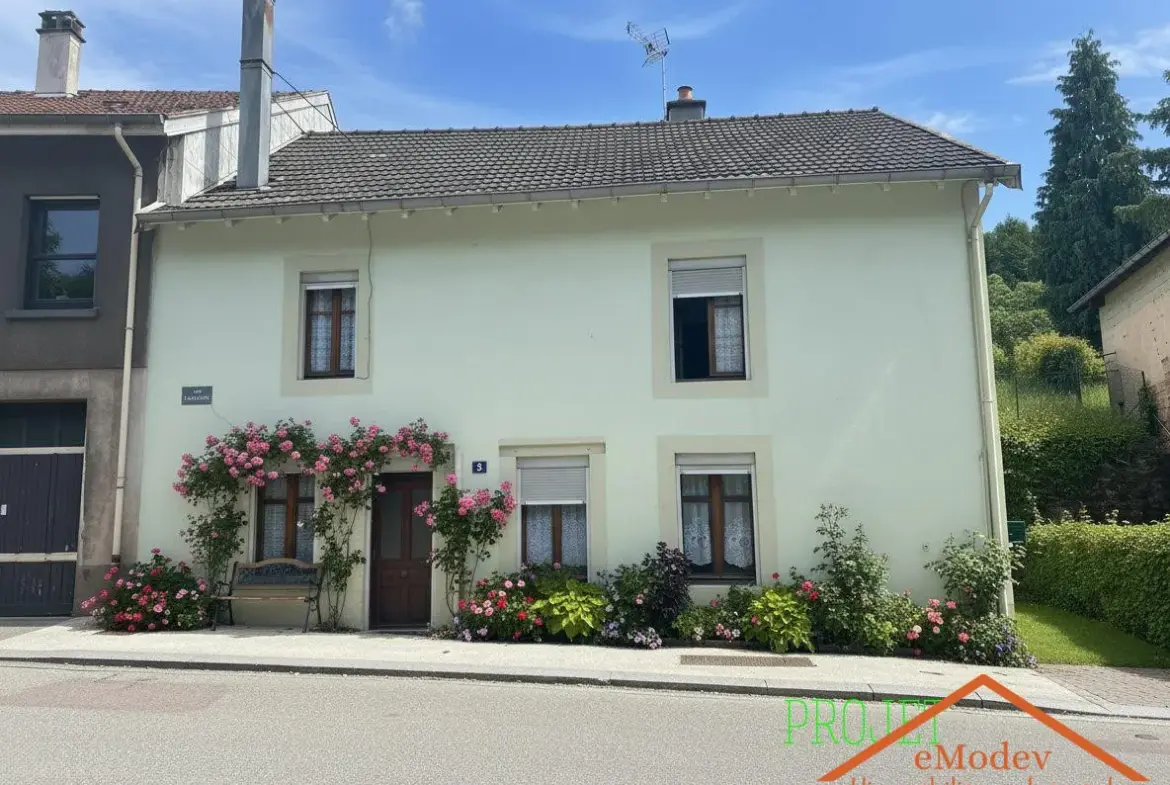 Maison de 1920 à rénover à Bruyères avec grand terrain et potentiel d'extension 