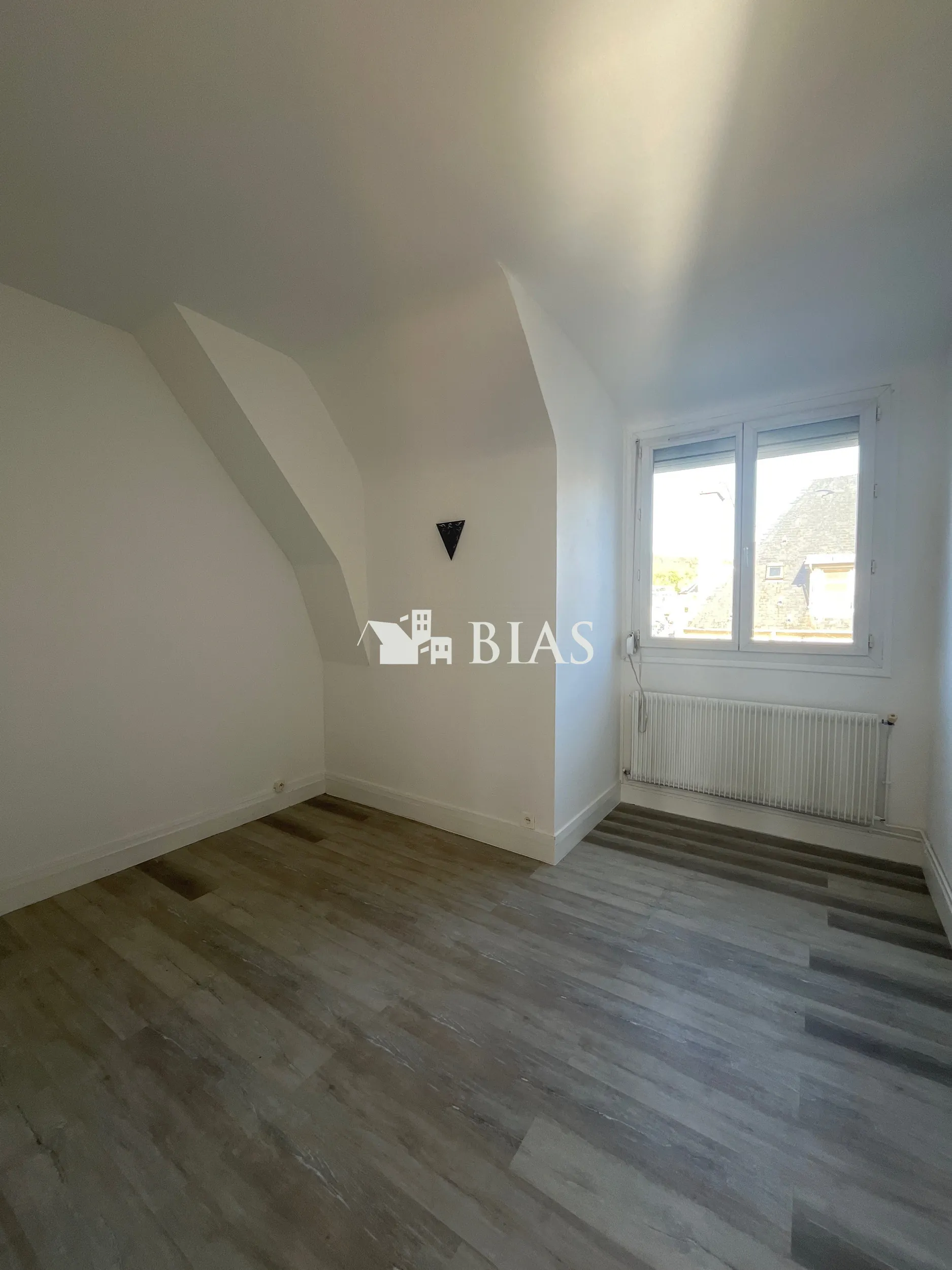 Appartement T3 en Hypercentre d'Elbeuf avec 2 Chambres et Rangement 