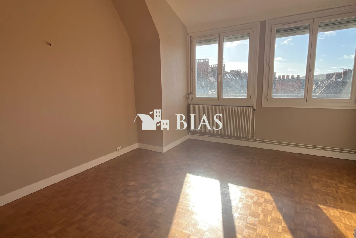 Appartement T3 en Hypercentre d'Elbeuf avec 2 Chambres et Rangement 