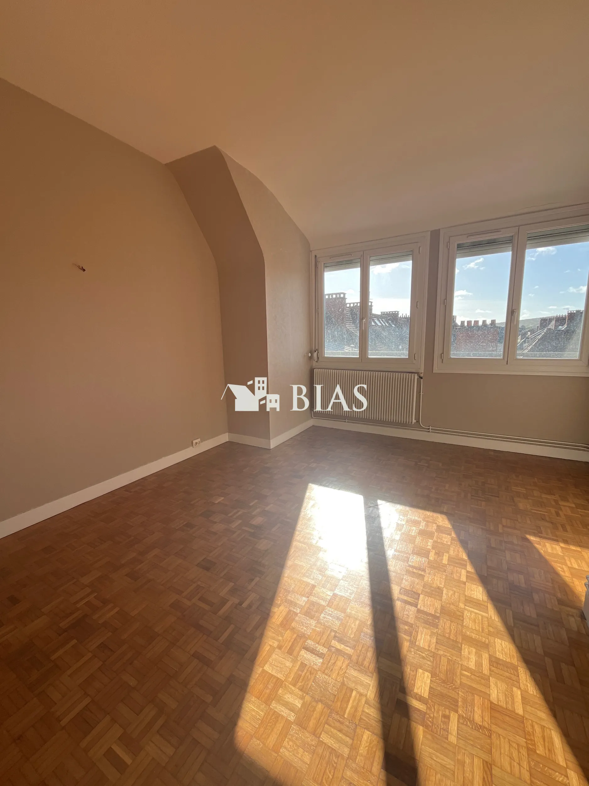 Appartement T3 en Hypercentre d'Elbeuf avec 2 Chambres et Rangement 