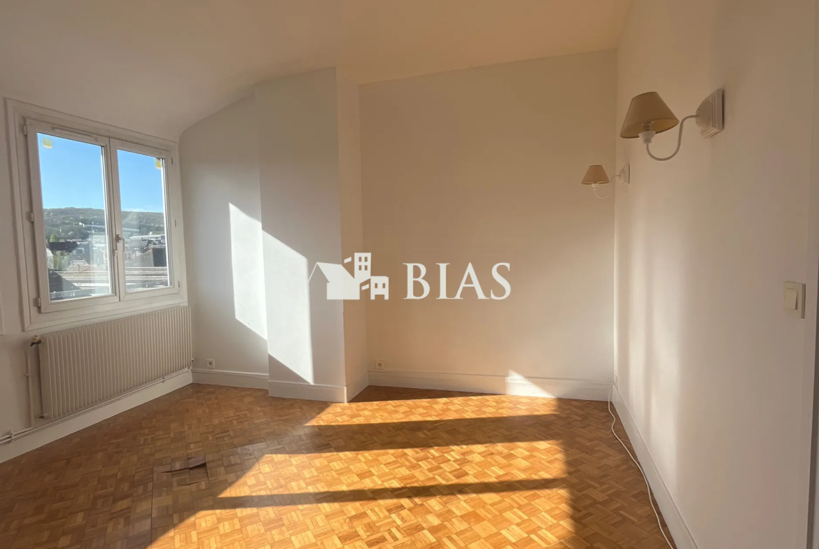 Appartement T3 en Hypercentre d'Elbeuf avec 2 Chambres et Rangement 