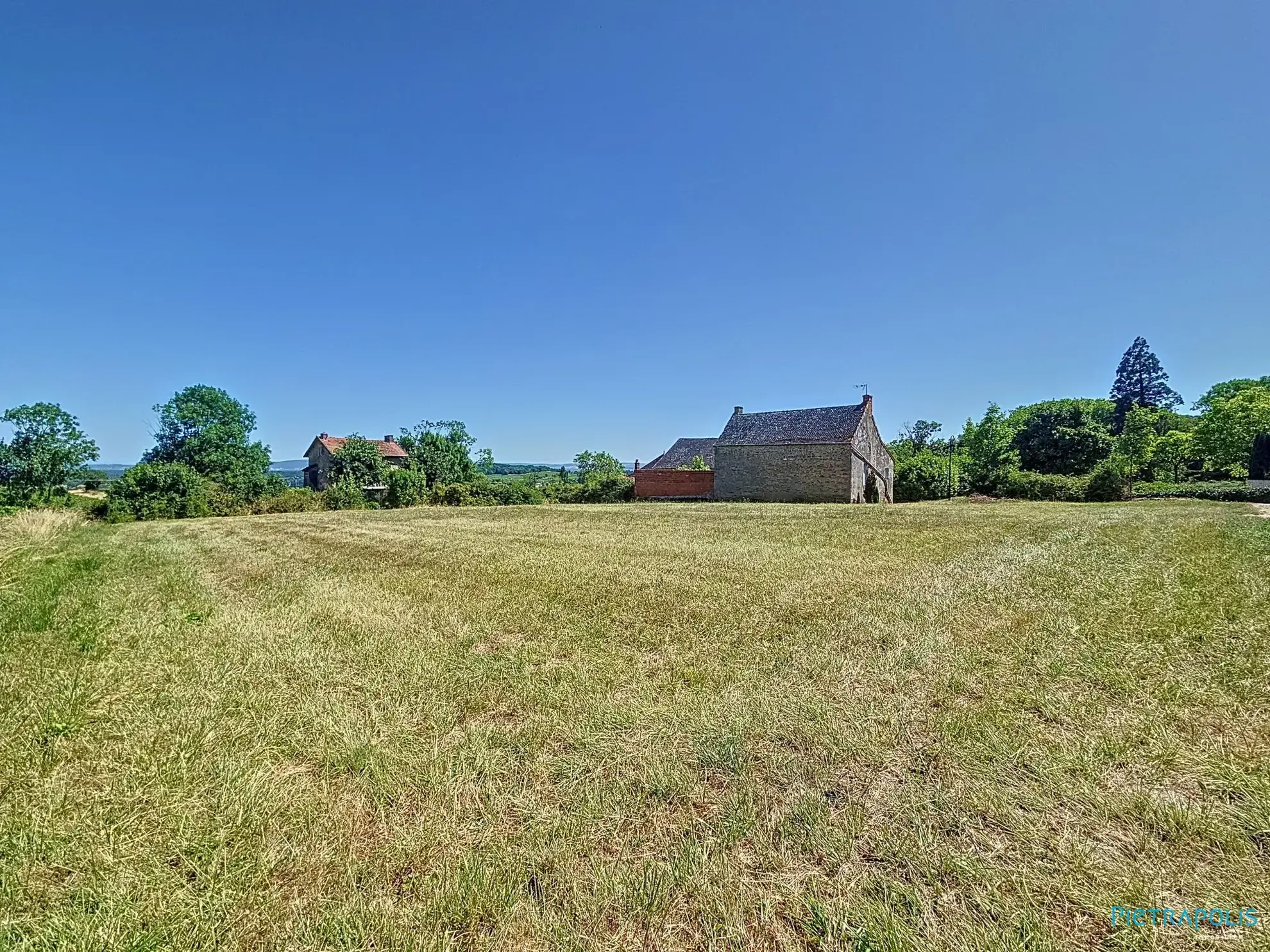 Terrain constructible à Buxy avec vue sur la campagne - Divisible et proche commodités 
