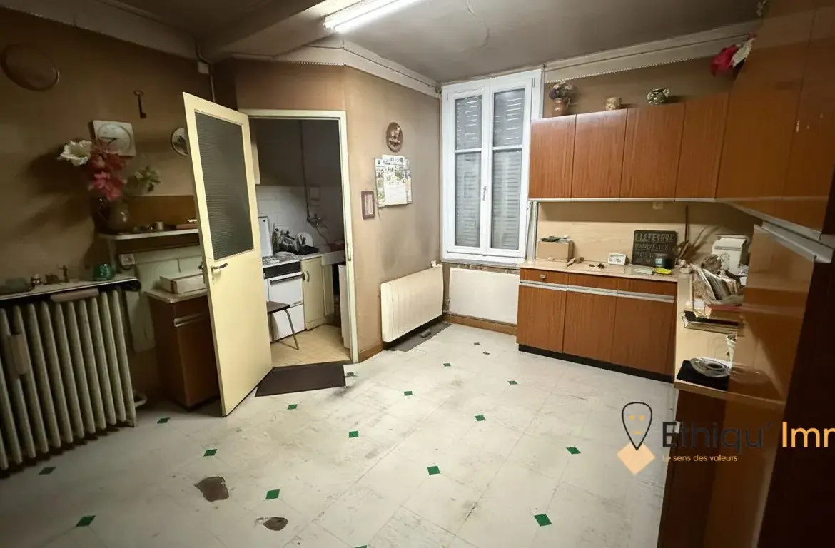 Immeuble rénovable en centre-ville de Bar-sur-Aube avec fort potentiel 