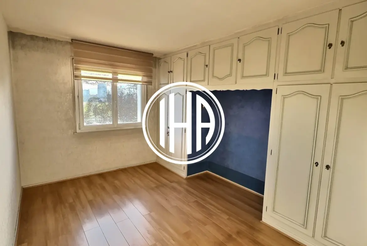 2ème chambre Appartement T5 à vendre à Colmar avec balcon, cave et exposition sud 