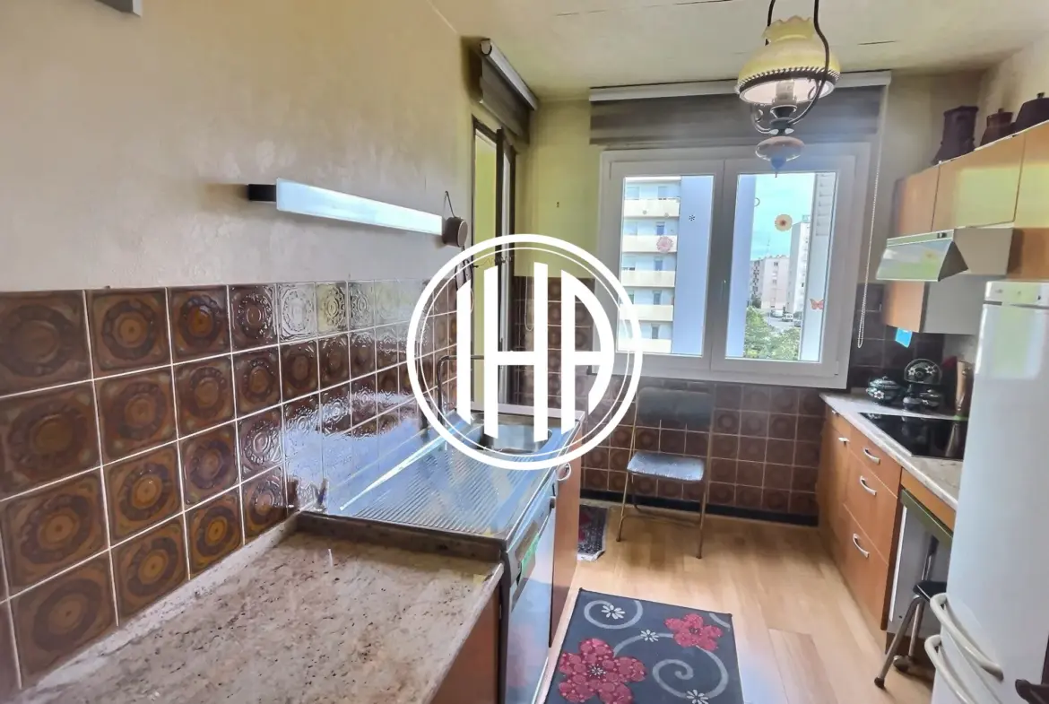 Cuisine équipée et aménagée Appartement T5 à vendre à Colmar avec balcon, cave et exposition sud 
