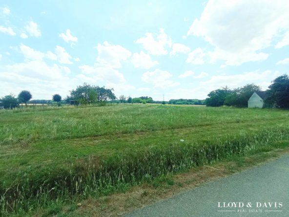 Terrain constructible de 5521 m² à Saint-Sérotin, proche Sens
