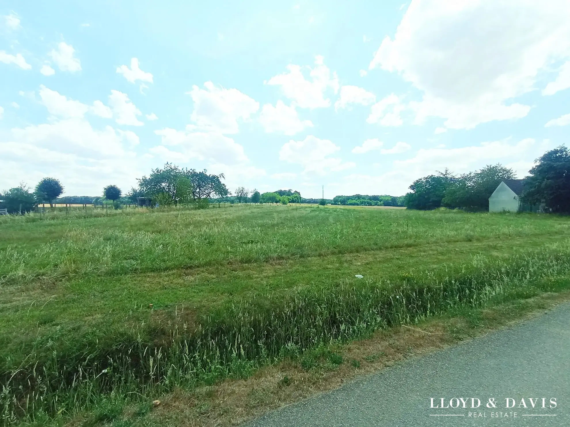 Terrain constructible de 5521 m² à Saint-Sérotin, proche Sens 