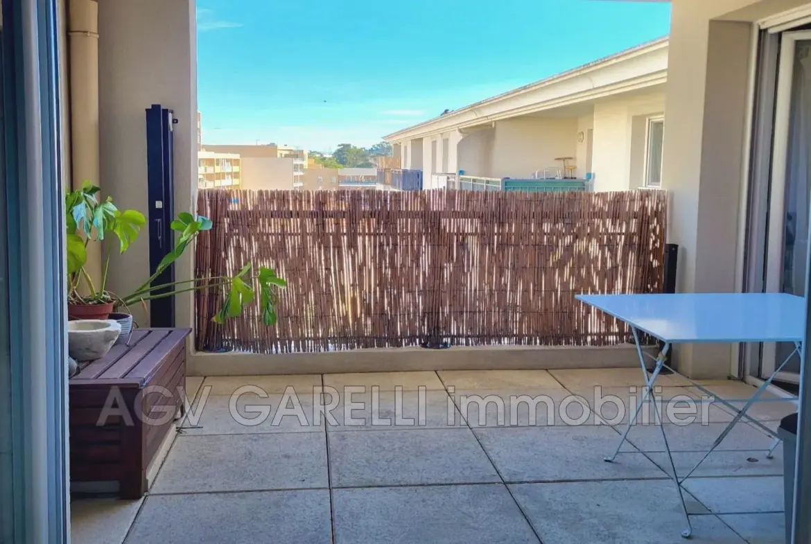 À vendre appartement T2 avec terrasse et garage à Toulon Est 
