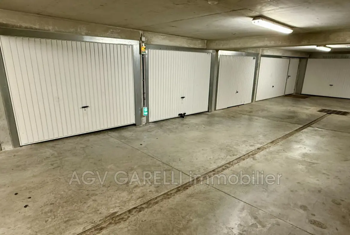 À vendre appartement T2 avec terrasse et garage à Toulon Est 