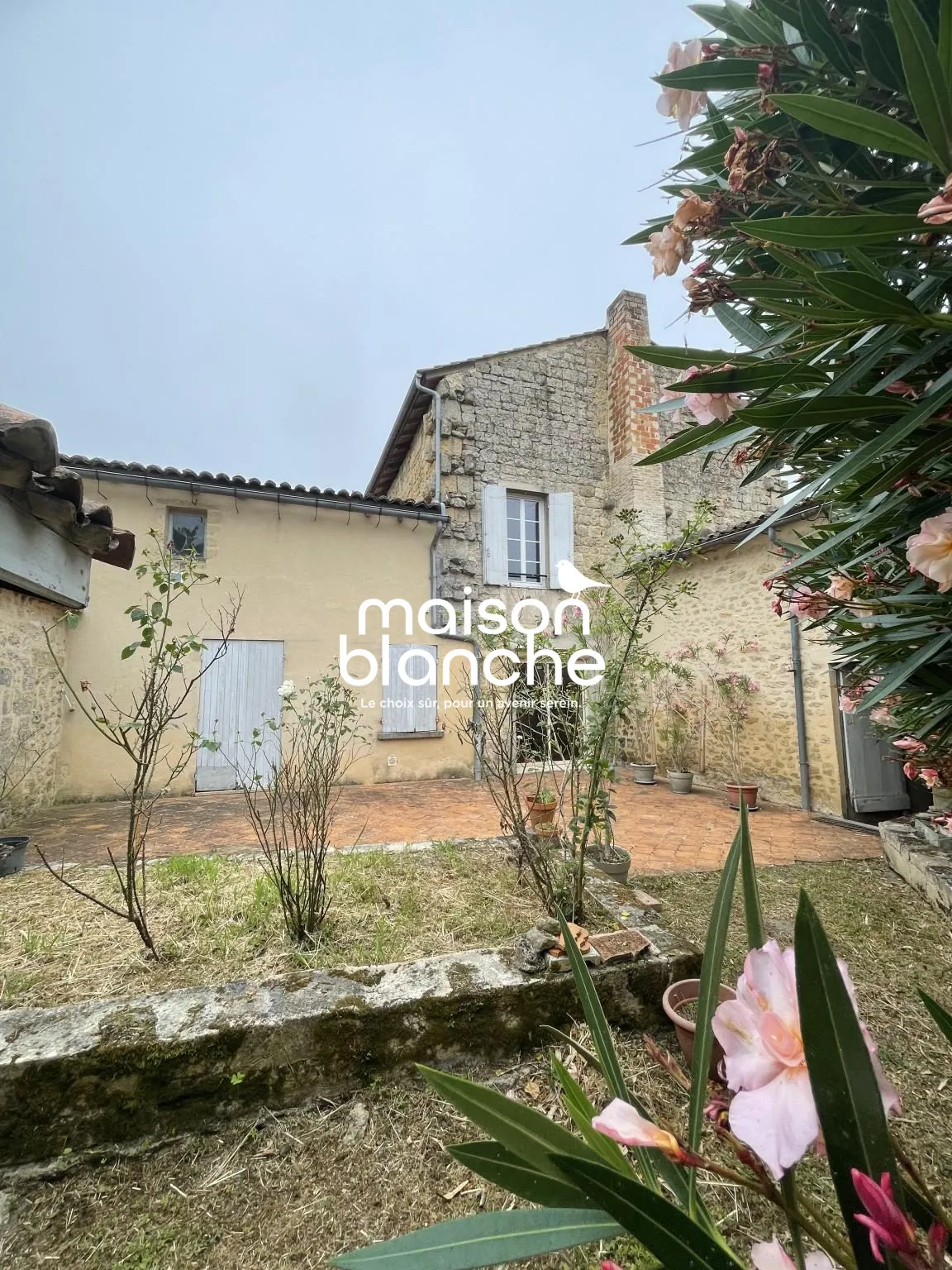 Belle maison en pierre avec jardin et potentiel à Blasimon 