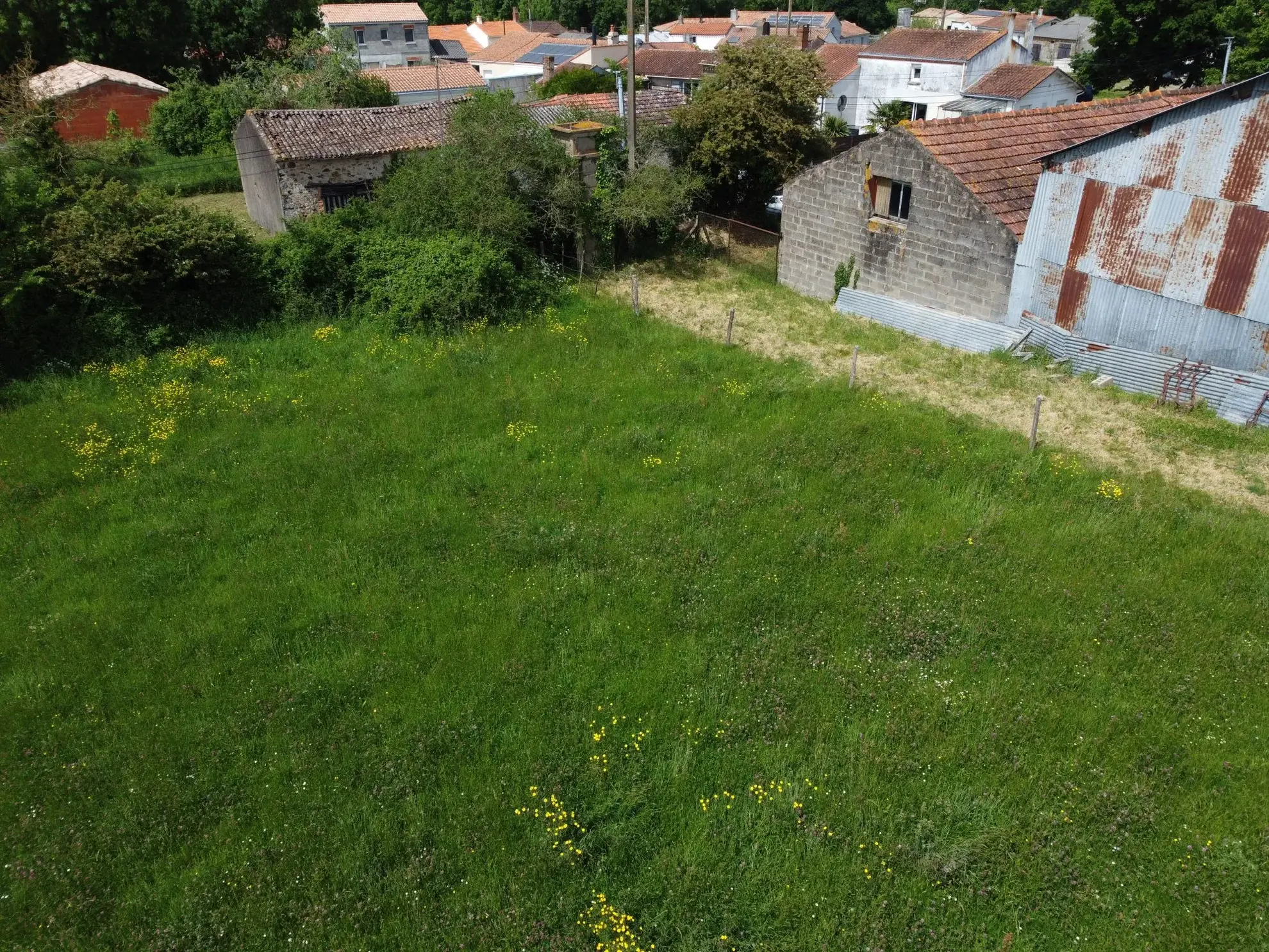 Dépendances en pierres avec terrain à Saint Lumine de Coutais - Cadre bucolique 