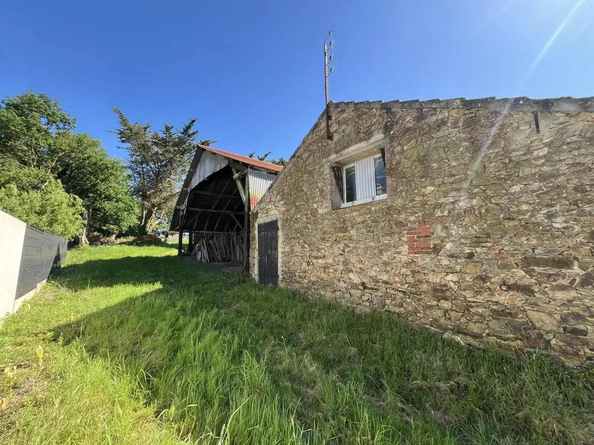 Dépendances en pierres avec terrain à Saint Lumine de Coutais - Cadre bucolique 