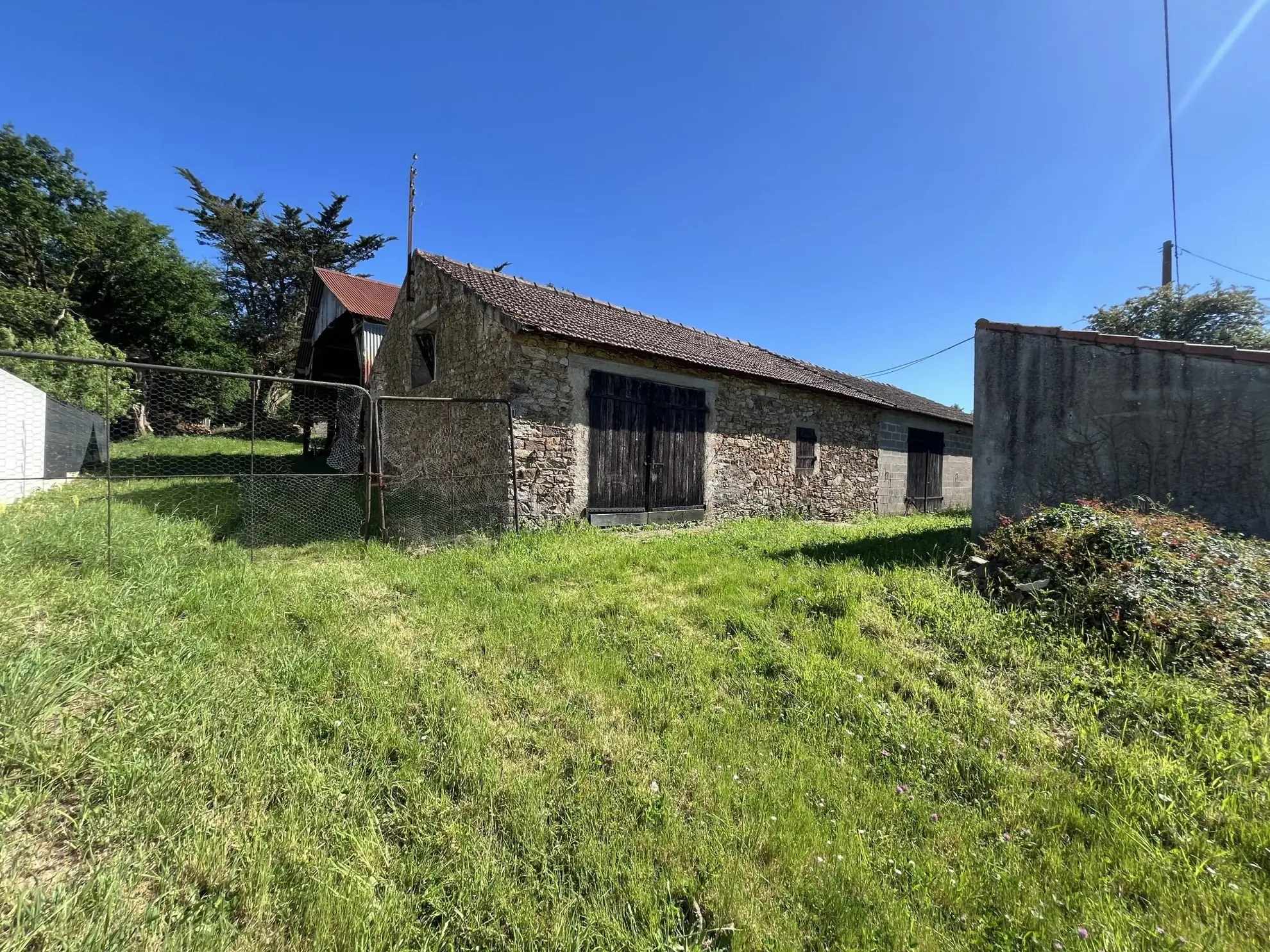 Dépendances en pierres avec terrain à Saint Lumine de Coutais - Cadre bucolique 