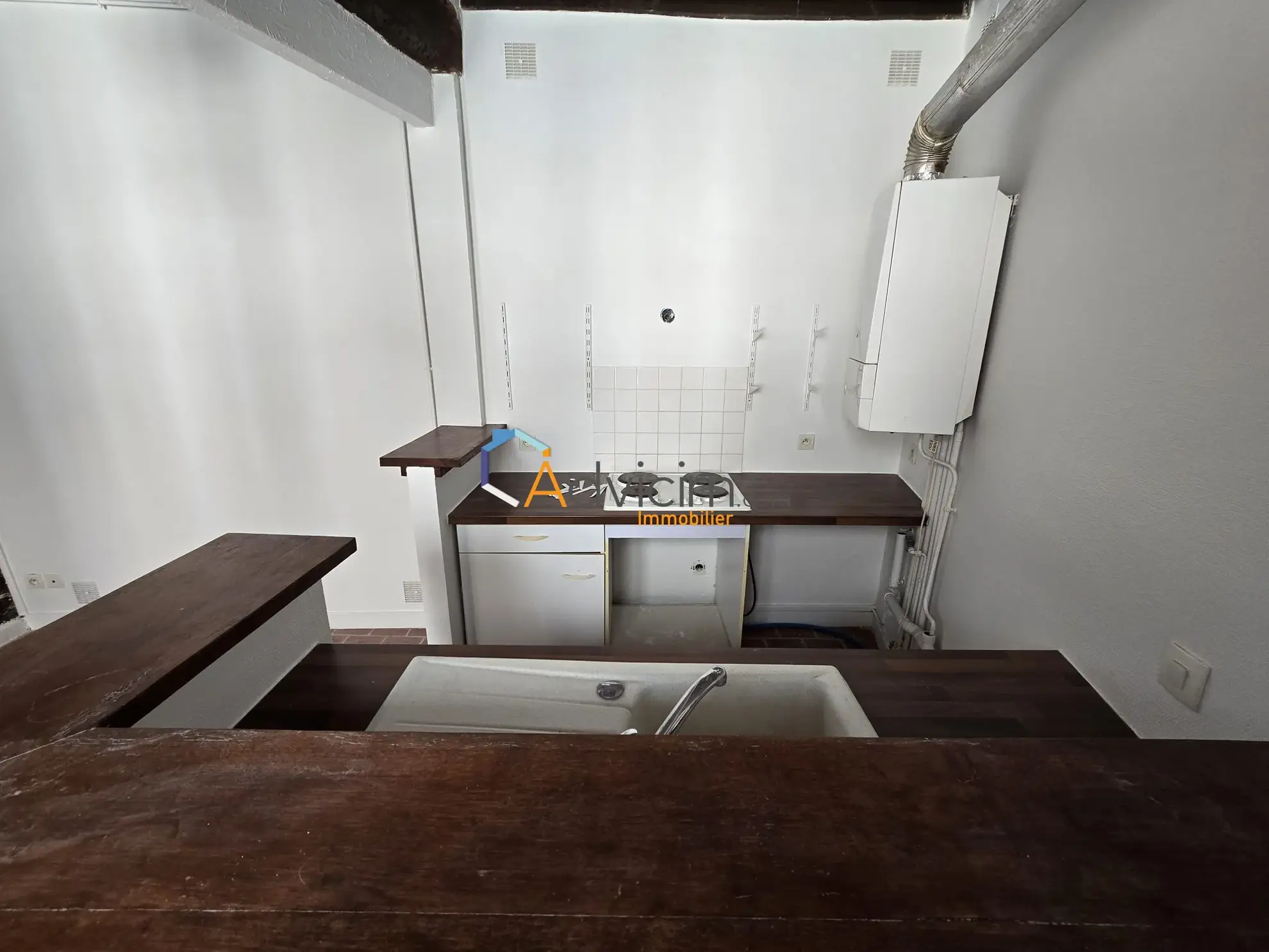 Maison ancienne à vendre à Orléans avec terrasse et potentiel de rénovation 