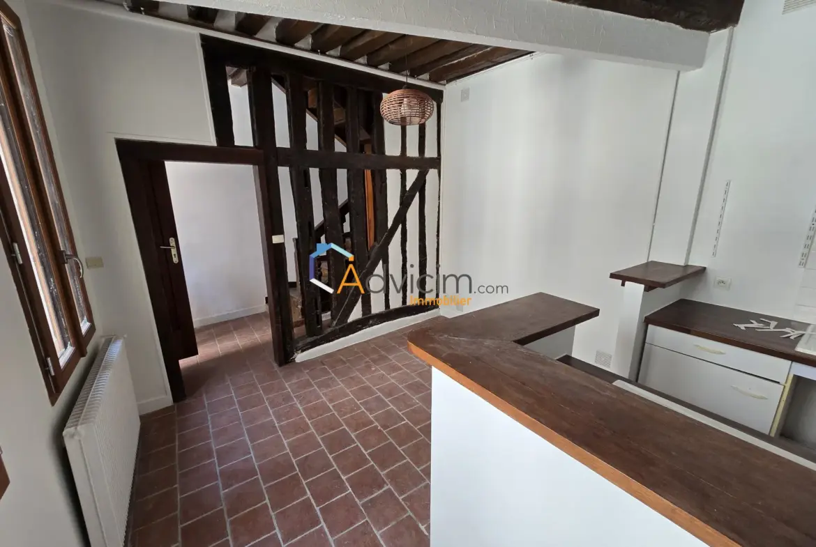 Maison ancienne à vendre à Orléans avec terrasse et potentiel de rénovation 