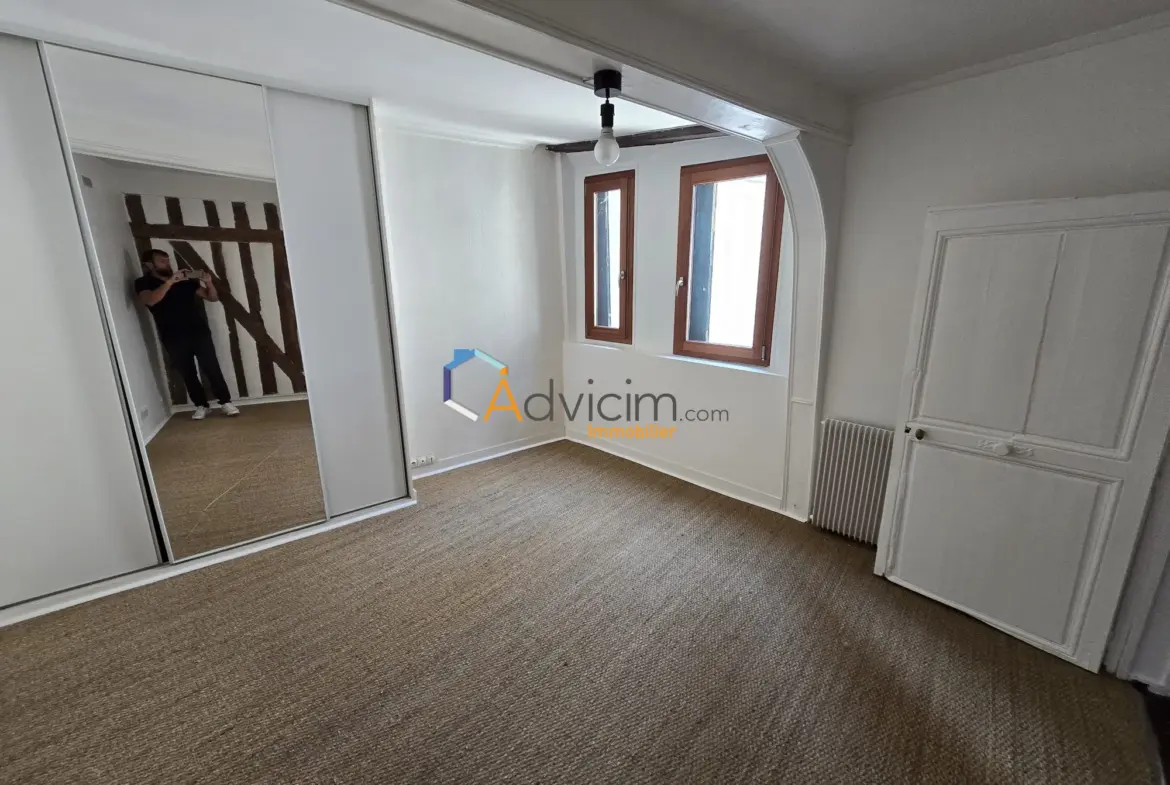 Maison ancienne à vendre à Orléans avec terrasse et potentiel de rénovation 