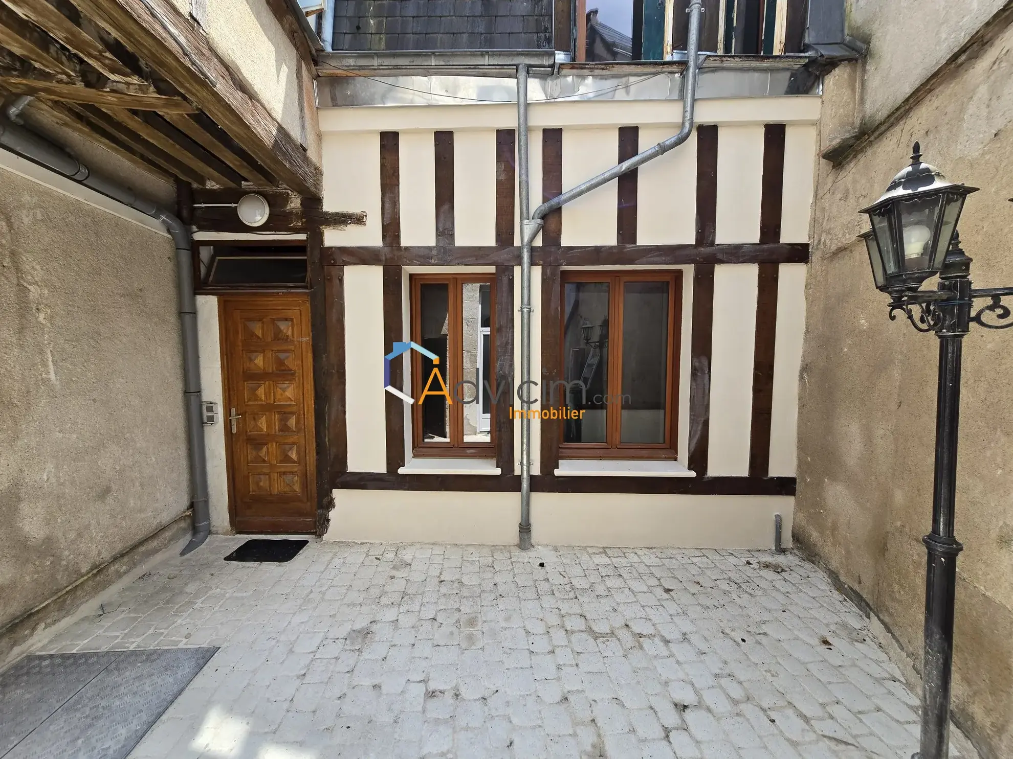 Maison ancienne à vendre à Orléans avec terrasse et potentiel de rénovation 