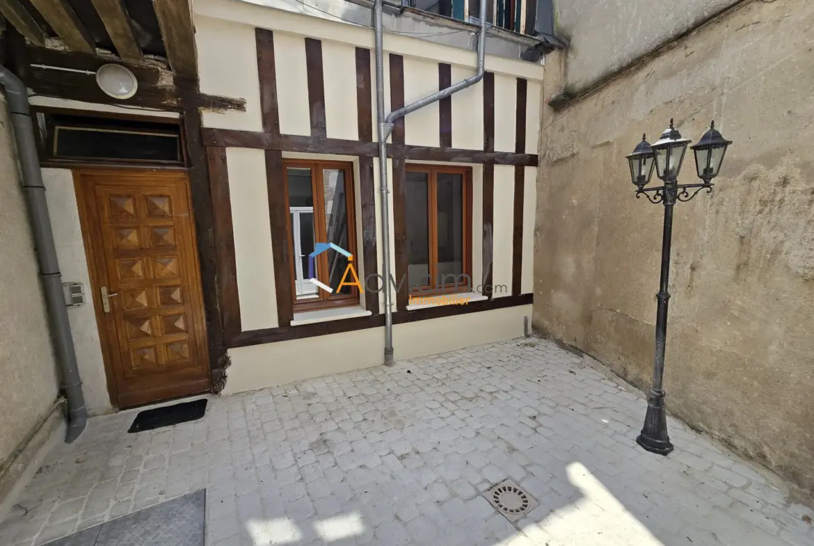 Maison ancienne à vendre à Orléans avec terrasse et potentiel de rénovation 