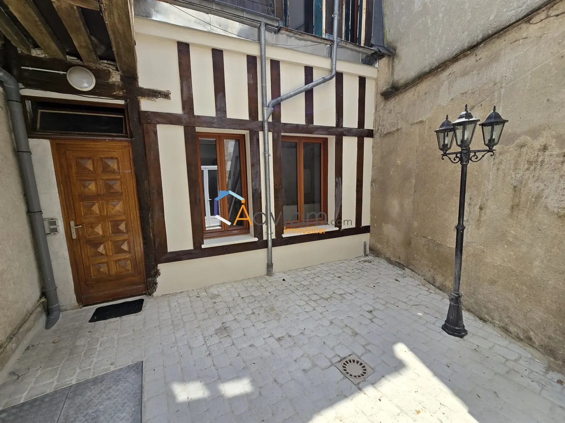 Maison ancienne à vendre à Orléans avec terrasse et potentiel de rénovation 