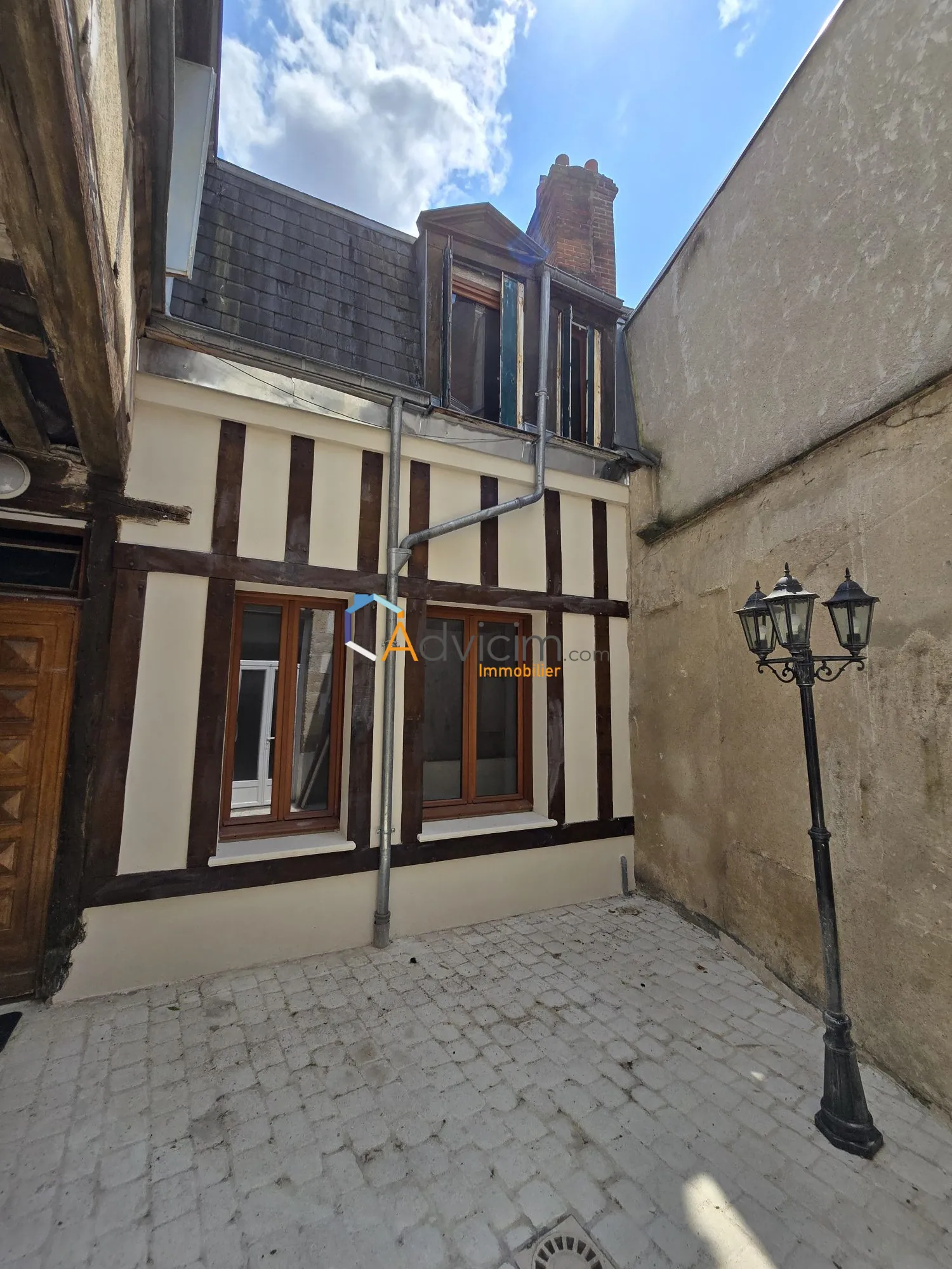 Maison ancienne à vendre à Orléans avec terrasse et potentiel de rénovation 