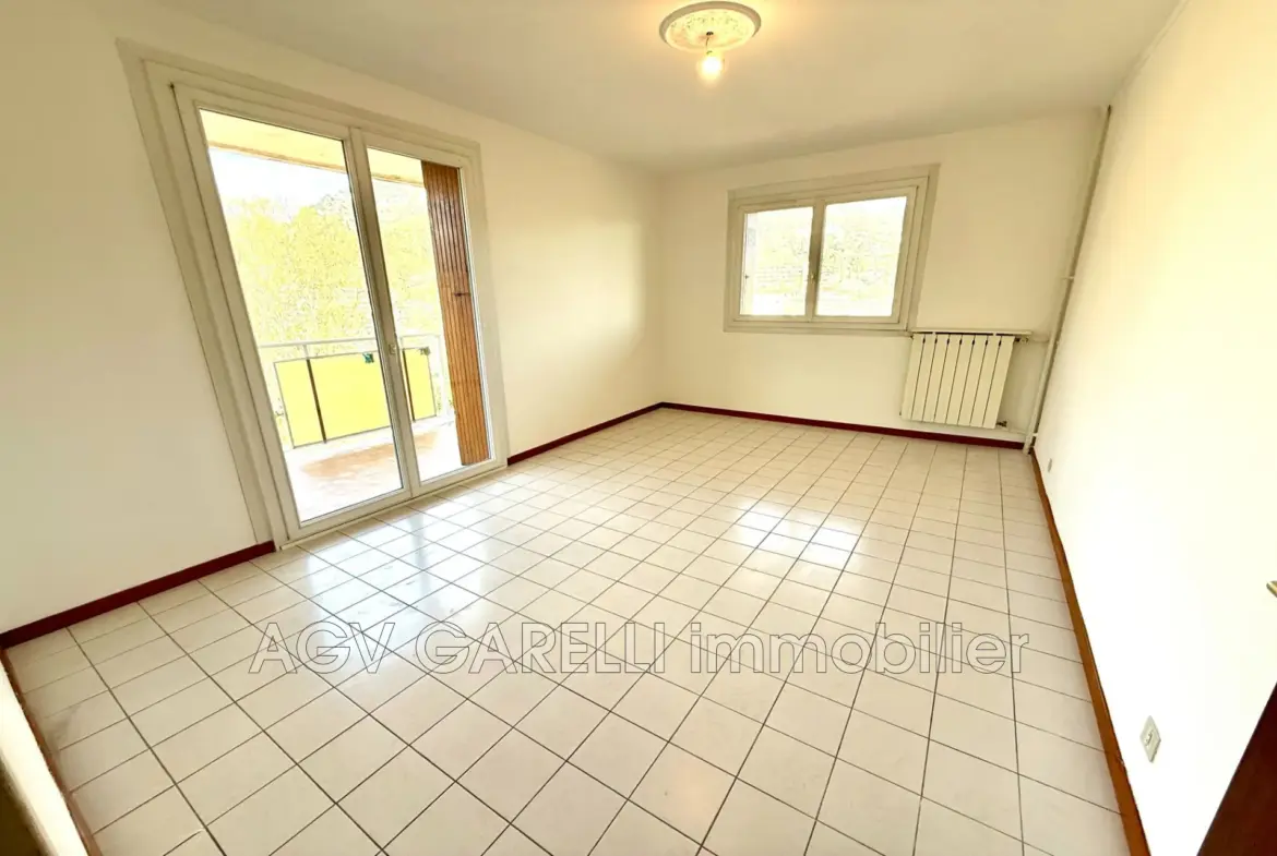 Belle appartement 3 pièces avec terrasse, cave et parking à Toulon Ouest 