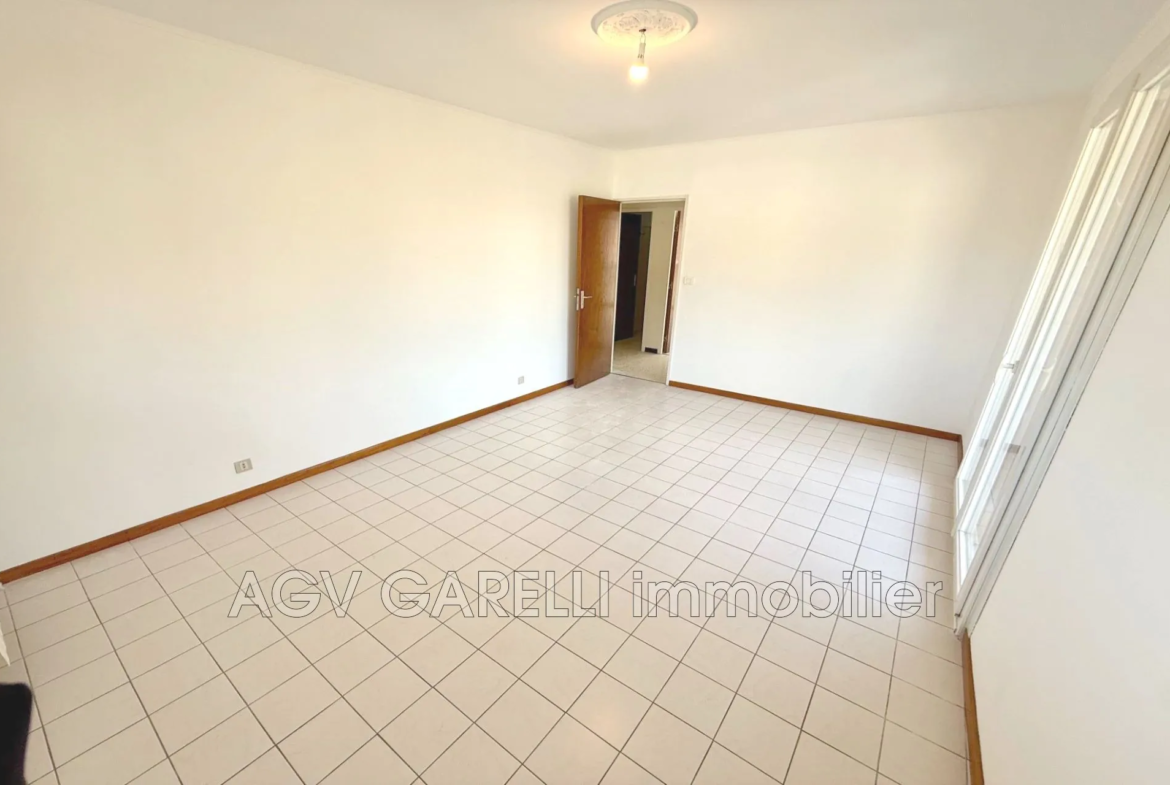 Belle appartement 3 pièces avec terrasse, cave et parking à Toulon Ouest 